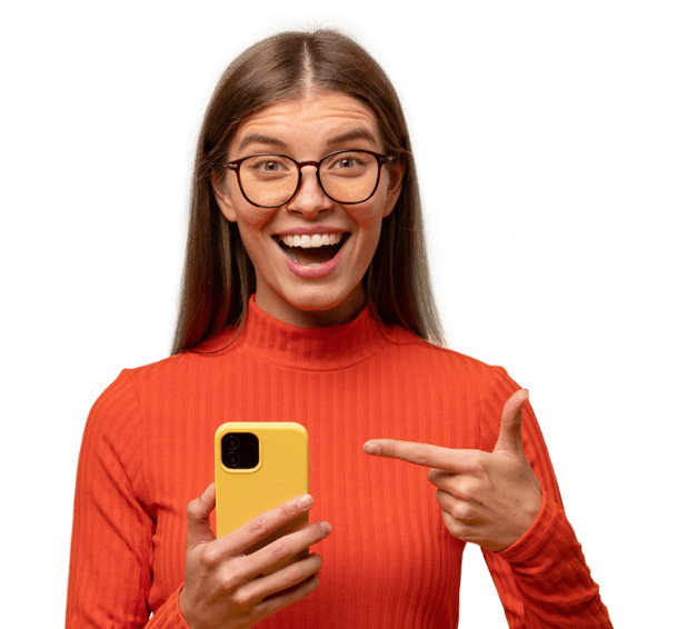 Mujer feliz con celular